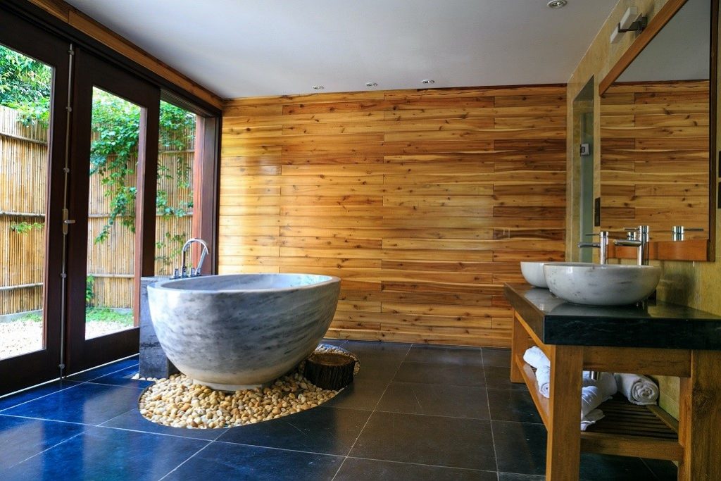 10 Handy Tips for Decluttering a Messy Bathroom