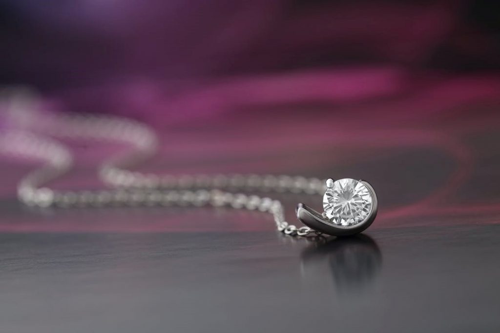 5 Trendy Diamond Jewelry Items That's Subtle for Work