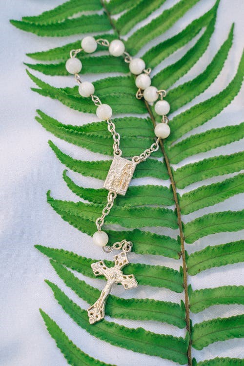 A Beginners' Guide to Wearing Diamond Cross Necklaces